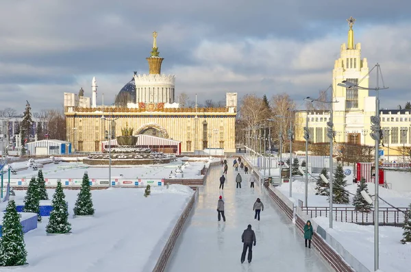 De ijsbaan bij Enea, Moskou, Rusland — Stockfoto