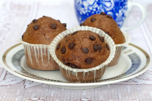 Muffins com chocolate no prato — Fotografia de Stock