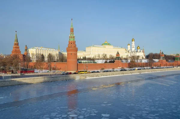 Moscú Kremlin y el río Moscú, Rusia —  Fotos de Stock