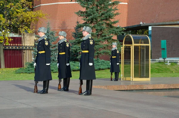 La guardia d'onore alle mura del Cremlino di Mosca, Russia — Foto Stock