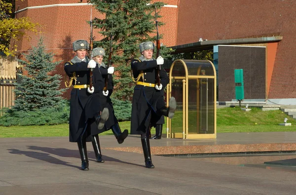 La guardia d'onore alle mura del Cremlino di Mosca, Russia — Foto Stock