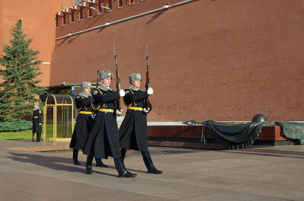 Die Ehrenwache an den Mauern des Moskauer Kreml, Russland — Stockfoto