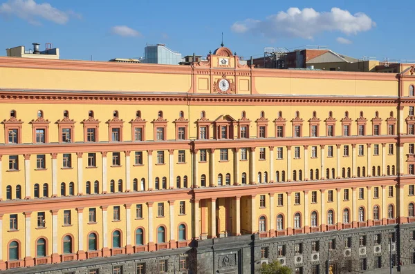 Történelmi épület a Lubjanka téren, Moszkva, Oroszország — Stock Fotó