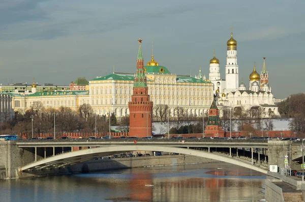 Moskevského Kremlu a velký kamenný most, Rusko — Stock fotografie