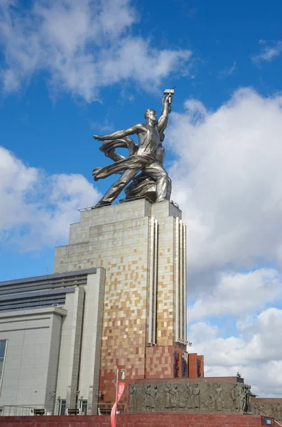 Het monument "werknemer en collectieve boerderij girl", Moskou, Rusland — Stockfoto