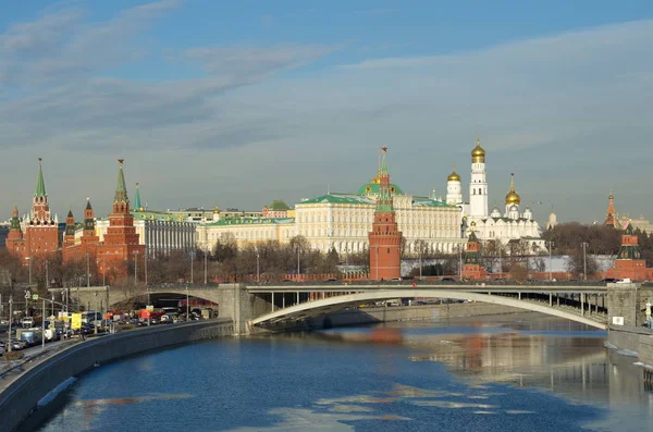 Moskevského Kremlu a velký kamenný most, Rusko — Stock fotografie