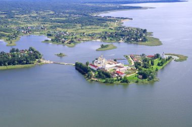 Seliger göl ve manastır yüksekliği görünümünden