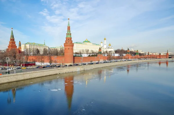 El Kremlin de Moscú y el terraplén del Kremlin, Rusia — Foto de Stock