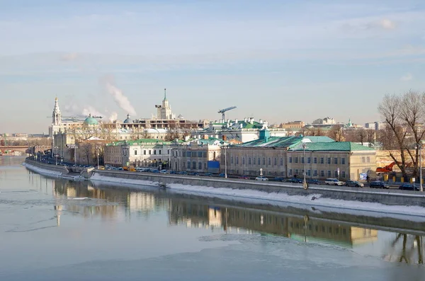 Vinter vy av Sofiyskaya banvall och floden, Moskva, Ryssland — Stockfoto