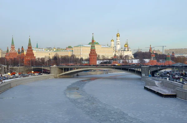 The Moscow Kremlin and the Bolshoy Kamenny bridge, Russia — Stock Photo, Image