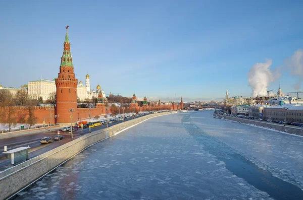 モスクワ クレムリン、Kremlevskaya および Sophiyskaya の堤防、モスクワ、ロシアの冬景色 — ストック写真