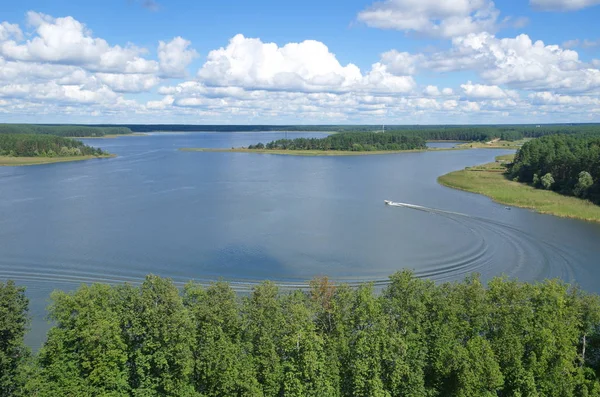 Bovenaanzicht van het Seliger meer in zonnige zomerdag — Stockfoto