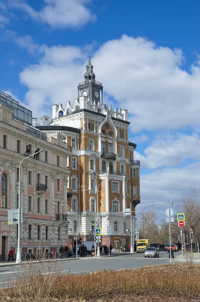 Beautiful vintage house with a clock in Moscow, Russia — Stock Photo, Image