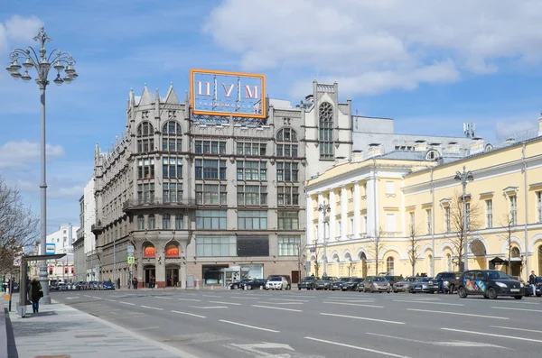 Tsum v návaznosti na Petrovka Street, Moskva, Rusko — Stock fotografie