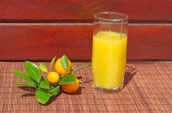Mandarin és pohár gyümölcslé — Stock Fotó