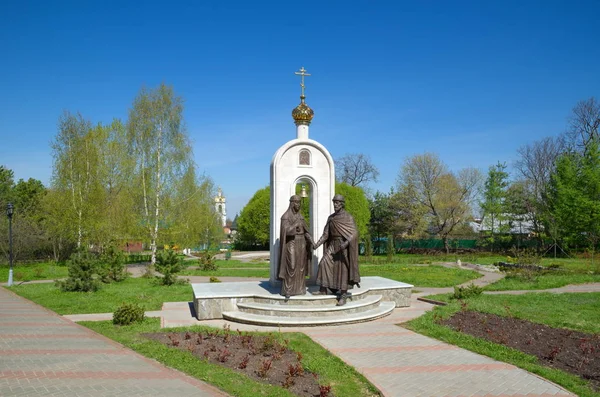 Escultura de Pedro e Fevronia em Dmitrov, Rússia — Fotografia de Stock