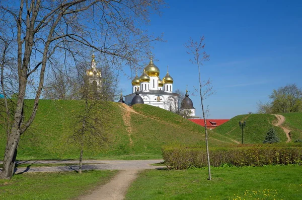 Kathedraal van de veronderstelling in Dmitrov, Rusland — Stockfoto