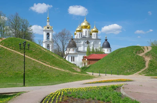 Kathedraal van de veronderstelling van het Kremlin Dmitrov, Rusland — Stockfoto