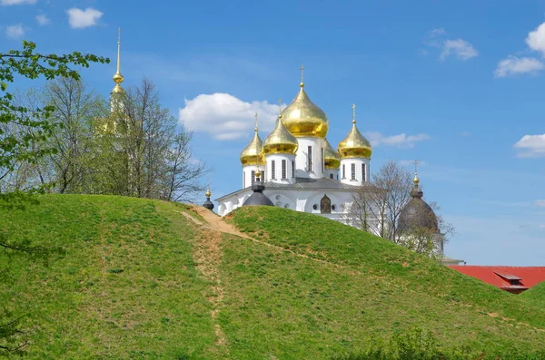 Kathedraal van de veronderstelling van het Dmitrov Kremlin, Dmitrov, Rusland — Stockfoto