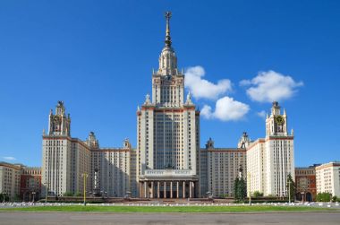 Ana binadan Lomonosov Moskova Devlet Üniversitesi (MSÜ)