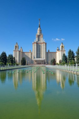 Ana binadan Lomonosov Moskova Devlet Üniversitesi (MSÜ)
