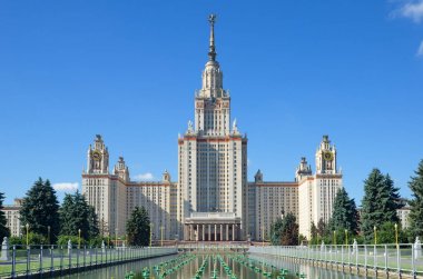 Ana binadan Lomonosov Moskova Devlet Üniversitesi (MSÜ)