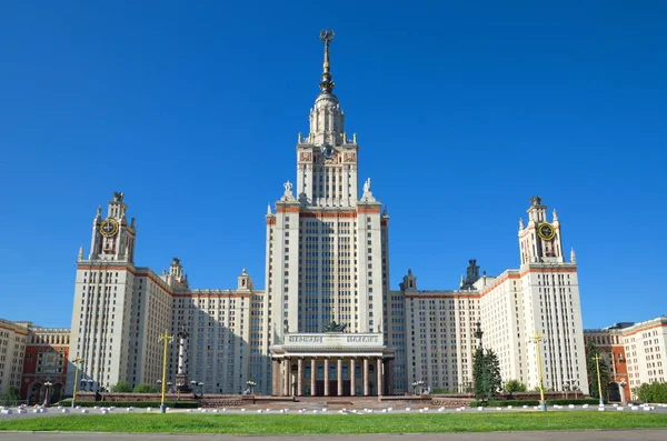 Ana binadan Lomonosov Moskova Devlet Üniversitesi (MSÜ)