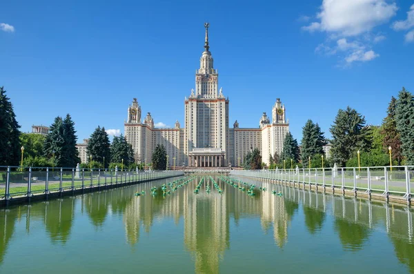 Ana binadan Lomonosov Moskova Devlet Üniversitesi (MSÜ)