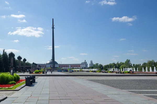 Обелиск и памятник в парке Победы на Поклонной горе, Москва, Россия — стоковое фото