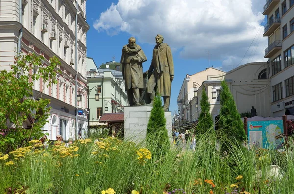 Monumento a Stanislavsky y Nemirovich-Danchenko en Moscú, Rusia —  Fotos de Stock