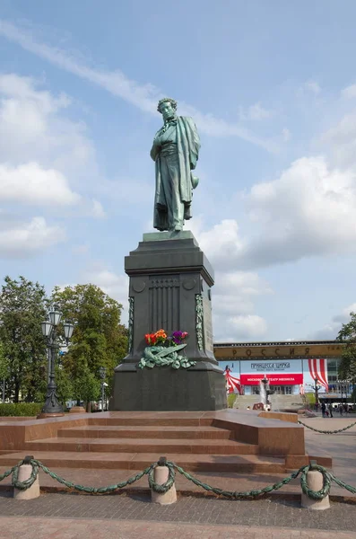 O monumento ao poeta Alexander Pushkin na rua Tverskaya em Moscou, Rússia — Fotografia de Stock