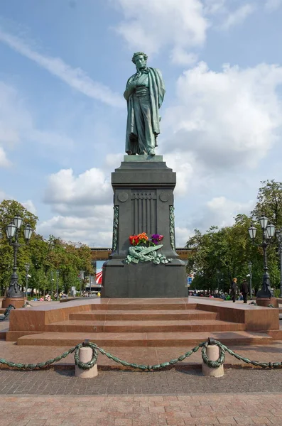 Pomnik poety Aleksandra Puszkina na ulicy Tverskaya w Moskwie, Rosja — Zdjęcie stockowe