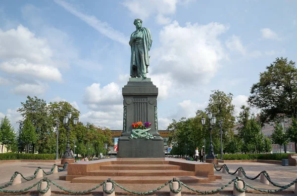 O monumento ao poeta Alexander Pushkin na rua Tverskaya em Moscou, Rússia — Fotografia de Stock