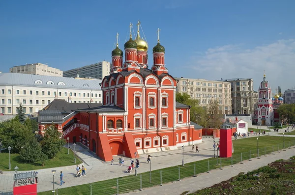 Вид на парк Зарядье в собор иконы Божией матери «знак», Москва, Россия — стоковое фото