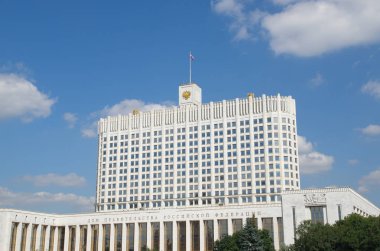 Moskova'da Rusya Federasyonu hükümeti arka plan mavi gökyüzü, Rusya üzerinde evi  