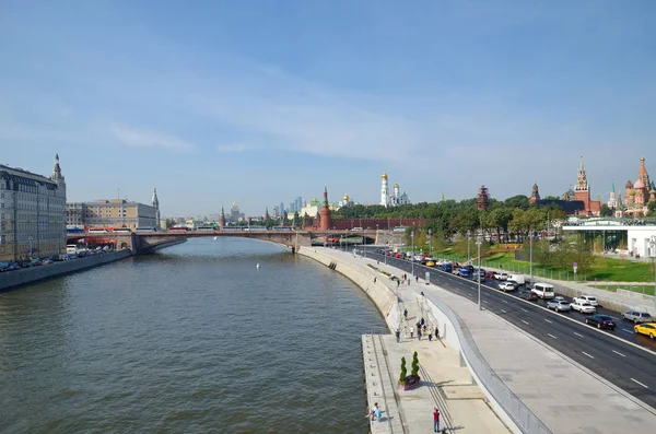 Kijk op het Kremlin van Moskou en grote Moskvoretsky bridge, Rusland — Stockfoto