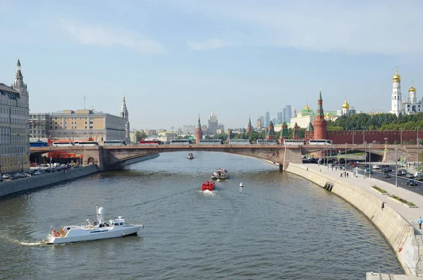 Vista del río Moskva y el Kremlin desde el nuevo parque Zaryadye, Moscú, Rusia — Foto de Stock