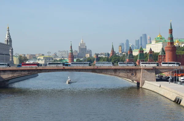 Vista del río Moskva y el Kremlin desde el nuevo parque Zaryadye, Moscú, Rusia — Foto de Stock