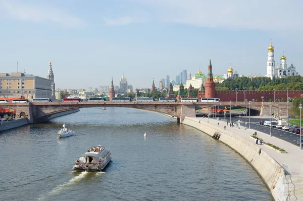 Vue de la rivière Moskva et du Kremlin depuis un nouveau pont flottant dans le parc Zaryadye, Moscou, Russie — Photo