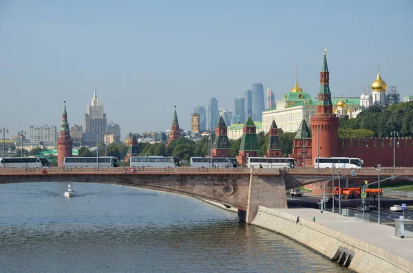 モスクワ クレムリンと大きな Moskvoretsky 橋、ロシアの美しい景色 — ストック写真