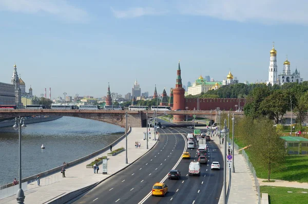 Güzel görünümü Moskova Kremlin ve büyük Moskvoretsky Köprüsü, Rusya Federasyonu
