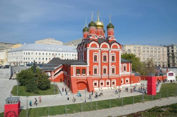 Вид на парк Зарядье в собор иконы Божией матери «знак», Москва, Россия — стоковое фото