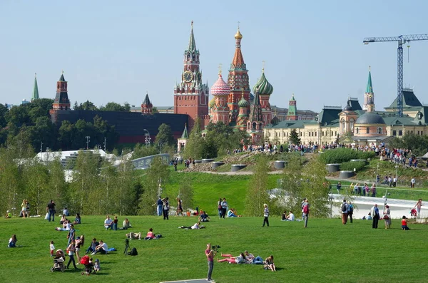 Люди гуляют в новом парке "Зарядье", Москва, Россия — стоковое фото