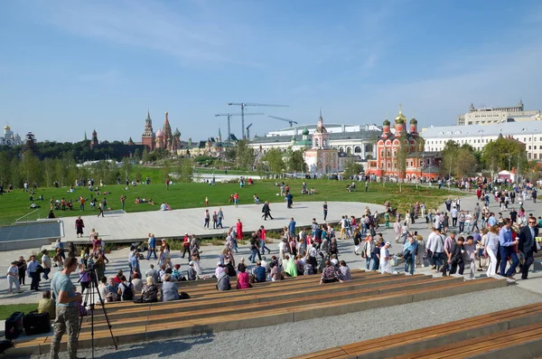 Personas en el anfiteatro al aire libre en el nuevo Parque "Zaryadye" en Moscú, Rusia — Foto de Stock