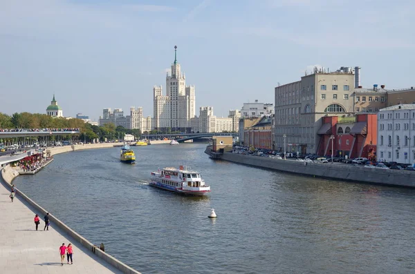 Blick auf den Moskau-Fluss und ein Hochhaus am Kotelnitscheskaja-Damm, Russland — Stockfoto