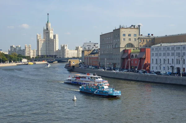Prachtig uitzicht over de Moskou-rivier en een hoogbouw Voortbouwend op Kotelnicheskaya embankment, Rusland — Stockfoto