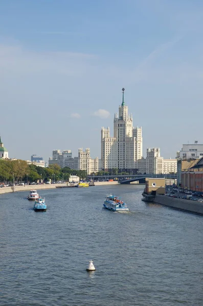 Hermosas vistas del río Moscú y un edificio de gran altura en el terraplén de Kotelnicheskaya, Rusia — Foto de Stock