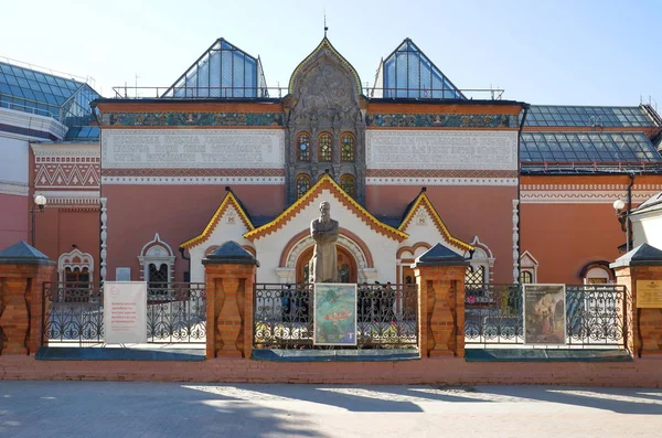 The Tretyakov gallery and the monument to Tretyakov, Moscow, Russia — Stock Photo, Image