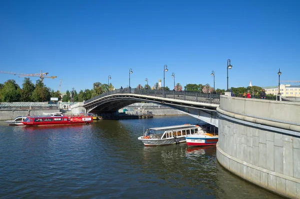 Мост Лужкова в Москве — стоковое фото