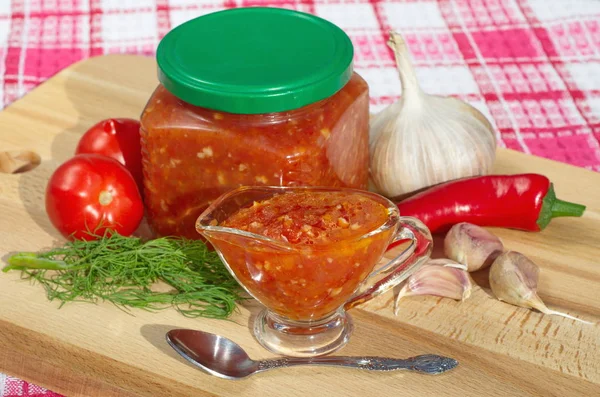 Domates, biber, sarımsak ve biber üzerinden Adjika